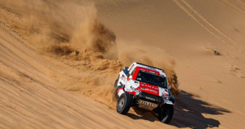 L'Hilux di De Viliers alle prese con le dune saudite.