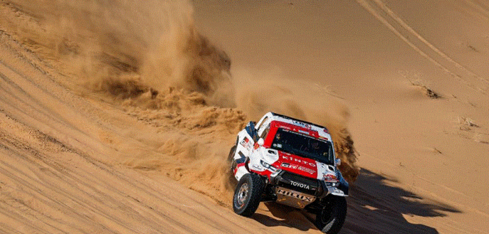 L'Hilux di De Viliers alle prese con le dune saudite.