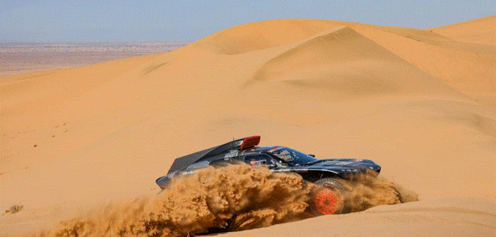 L'Audi RS Q E-tron di Sainz in azione nel deserto Saudita.