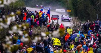 Un pubblico straripante anche sotto l'acqua ..