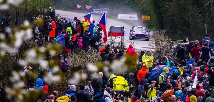 Un pubblico straripante anche sotto l'acqua ..