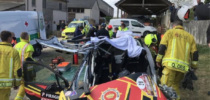 La Clio Rally4 di Rensonnet sventrata dalla squadra di decarcerazione per l'estrazione.