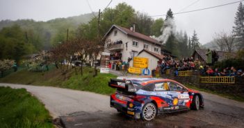 Neuville in uno dei passaggi iconici del rally Croatia.