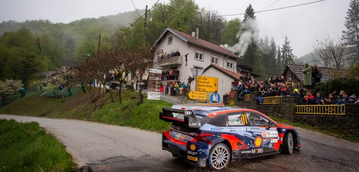 Neuville in uno dei passaggi iconici del rally Croatia.