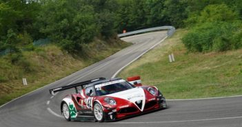 Marco Gramenzi porta la sua Alfa Romeo 4C sul gradino alto del podio di gruppo