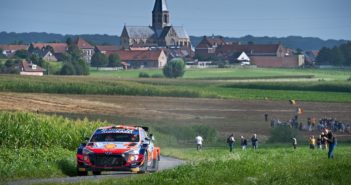 Neuville nella sua vittoriosa cavalcata dell'anno passato ..