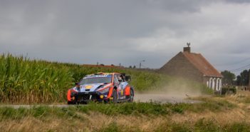 Neuville torna a volare sulle strade di casa