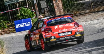 Crugnola strappa e gli avversai vedono solo il posteriore della Citroen C3 Rally2