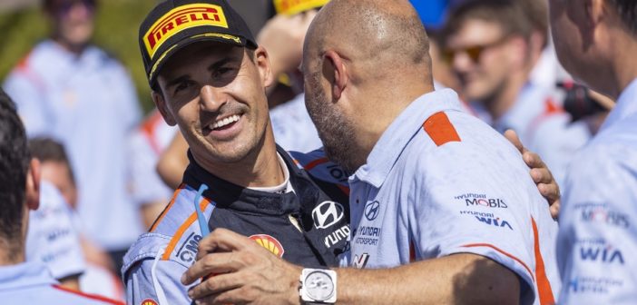 Dani Sordo festeggia il suo podio all'Acropoli