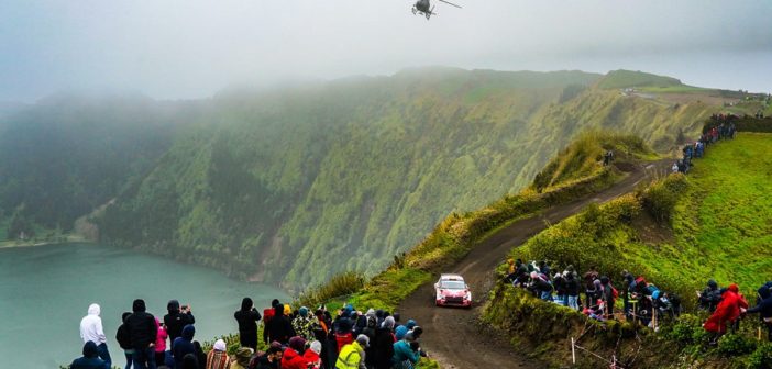 Llarena sulla speciale che corre sulle pendici del vulcano spento ..