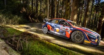 Neuville fa saltare il banco sulle strade del Giappone.