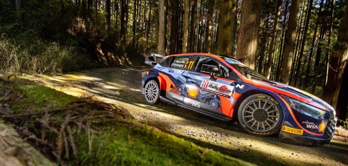 Neuville fa saltare il banco sulle strade del Giappone.