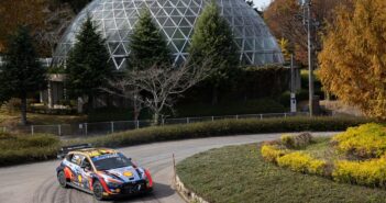 La Hyundai Rally1 Hybrid di Thierry Neuville in azione sulle strade del Giappone.