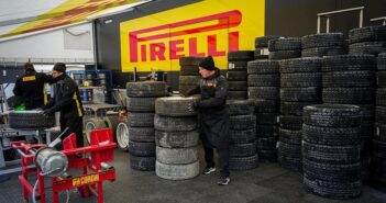 Gli uomini Pirelli al lavoro sul al service sul porto di Monaco