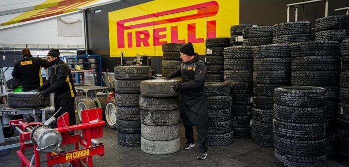 Gli uomini Pirelli al lavoro sul al service sul porto di Monaco