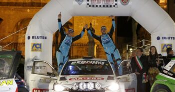 Andrea Nucita festeggia la vittoria al Targa 2018 al volante della Hyundai i20.