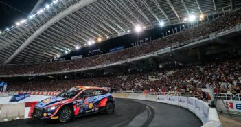 Il vincitore della passata edizione in uno stadio olimpico gremitissimo ..