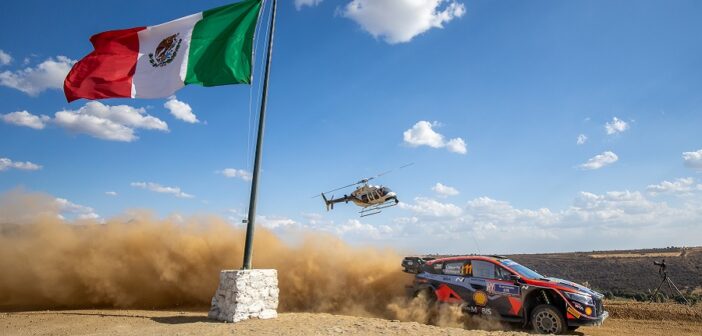 Neuville in uno dei passaggi più suggestivo del rally Mexico.