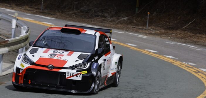 Katsuta padre al volante della GR Yaris Rally2 al suo debutto made in Japan