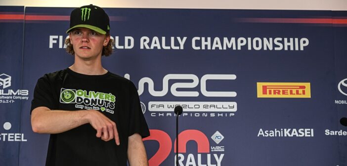 Oliver Solberg e la t-shirt della protesta.