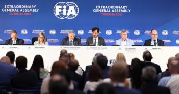 Il tavolo della conferenza post assmblea generale FIA