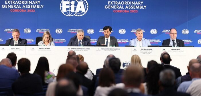 Il tavolo della conferenza post assmblea generale FIA