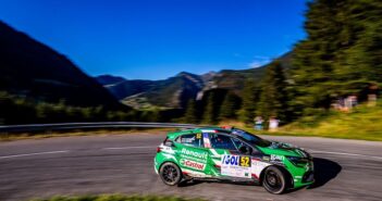 Ribaud uno dei protagonisti del Mont Blanc al volante della sua Clio Rally4