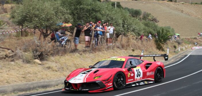 La sfavillante Ferrari del neo campione Peruggini sulle rampe del Nissena