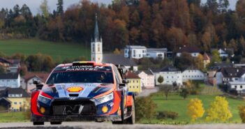 Neuville nella sua cavalcata vittoriosa al Cantral European Rally