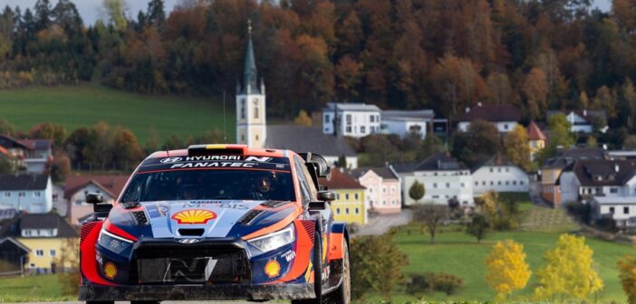 Neuville nella sua cavalcata vittoriosa al Cantral European Rally