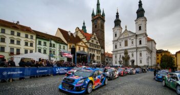 Uno dei quadri pittoreschi della carovana WRC alla partenza di Praga