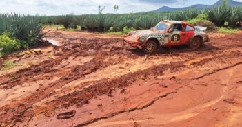 Eugenio Amos e la sua Porsche 911 alle prese con il fango africano