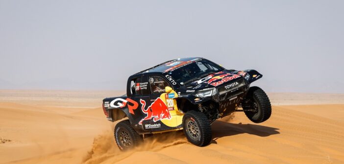 L'Hilux T1+ del brasiliano Lucas Moraes cavalca le dune