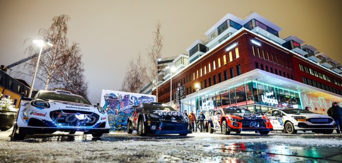 Le auto dei tre costruttori in parata per le strade di Umea