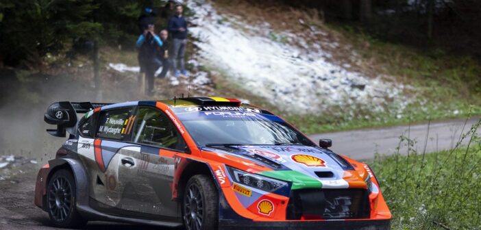 Neuville alla fine di uno scontro campale piega Evans