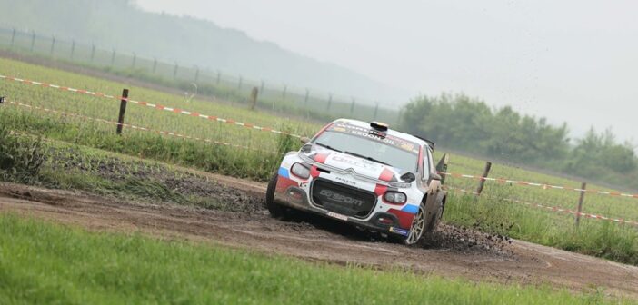La C3 del vincitore galleggia sul fango del Sezoens Rally