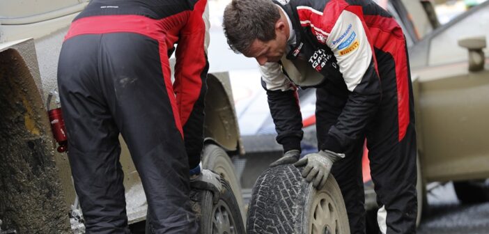 Ogier in una foto di archivio alle prese con un cambio gomme prima di una speciale