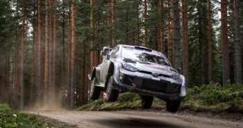 La Yaris di Ogier vola verso un finale a sorpresa