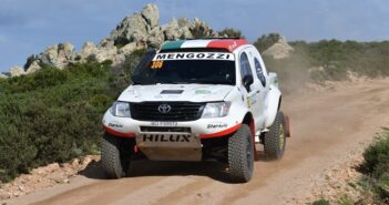 L'Hilux di Mengozzi in azione sulle strade bianche della Gallura