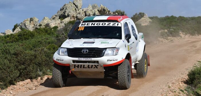 L'Hilux di Mengozzi in azione sulle strade bianche della Gallura