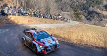 Neuville nella sua vittoriosa uscita sugli asfalti del Montecarlo