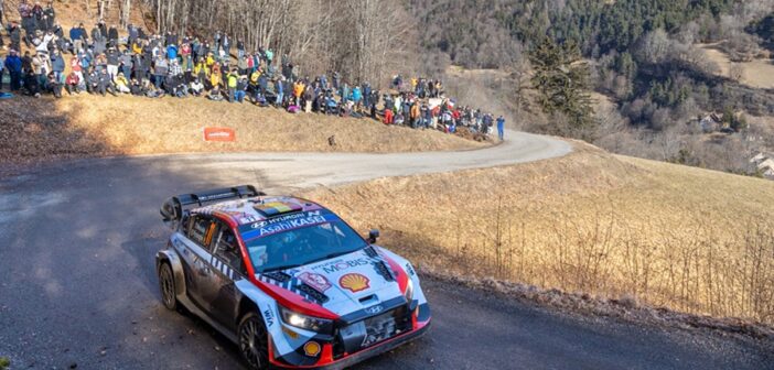 Neuville nella sua vittoriosa uscita sugli asfalti del Montecarlo