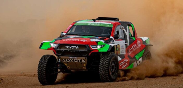 La Toyota Hilux di al Rajhi vola sulla sabbia