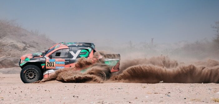 Il saudita Al Rajhi ed il suo Hilux, Overdrive Racing, in azione