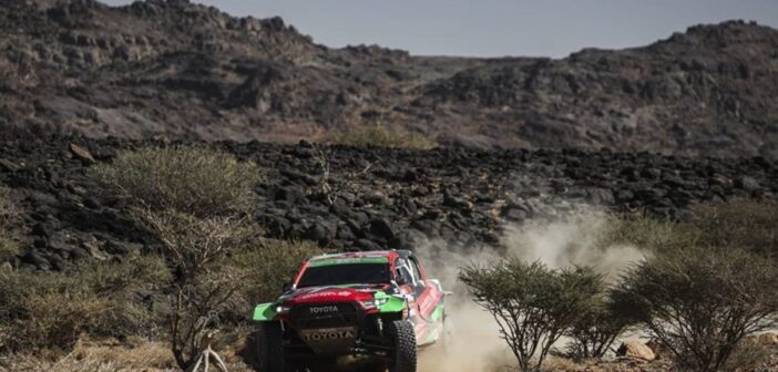 L'Hilux di Al Rajh lanciato sulla strada di Alula