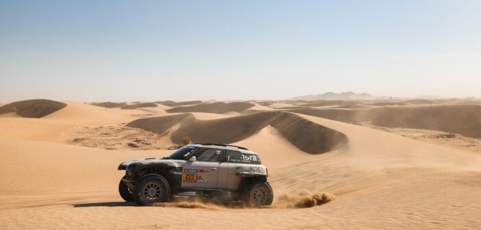 De Mevius e la sua Mini alle prese con le dune arabe