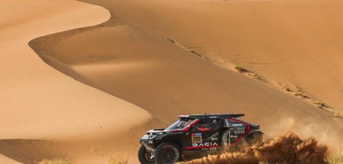 Il Sandriders Dacia di Nasser tra le dune di Arabia