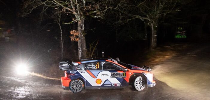 I fari della Hyundai di Neuville tagliano il buio